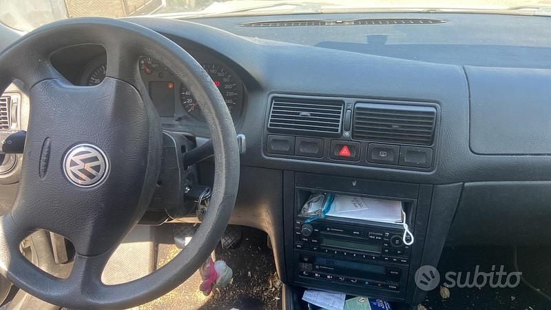 Usata VW Golf IV 105 CV (77 kW) 2001 Bianco Utilitaria