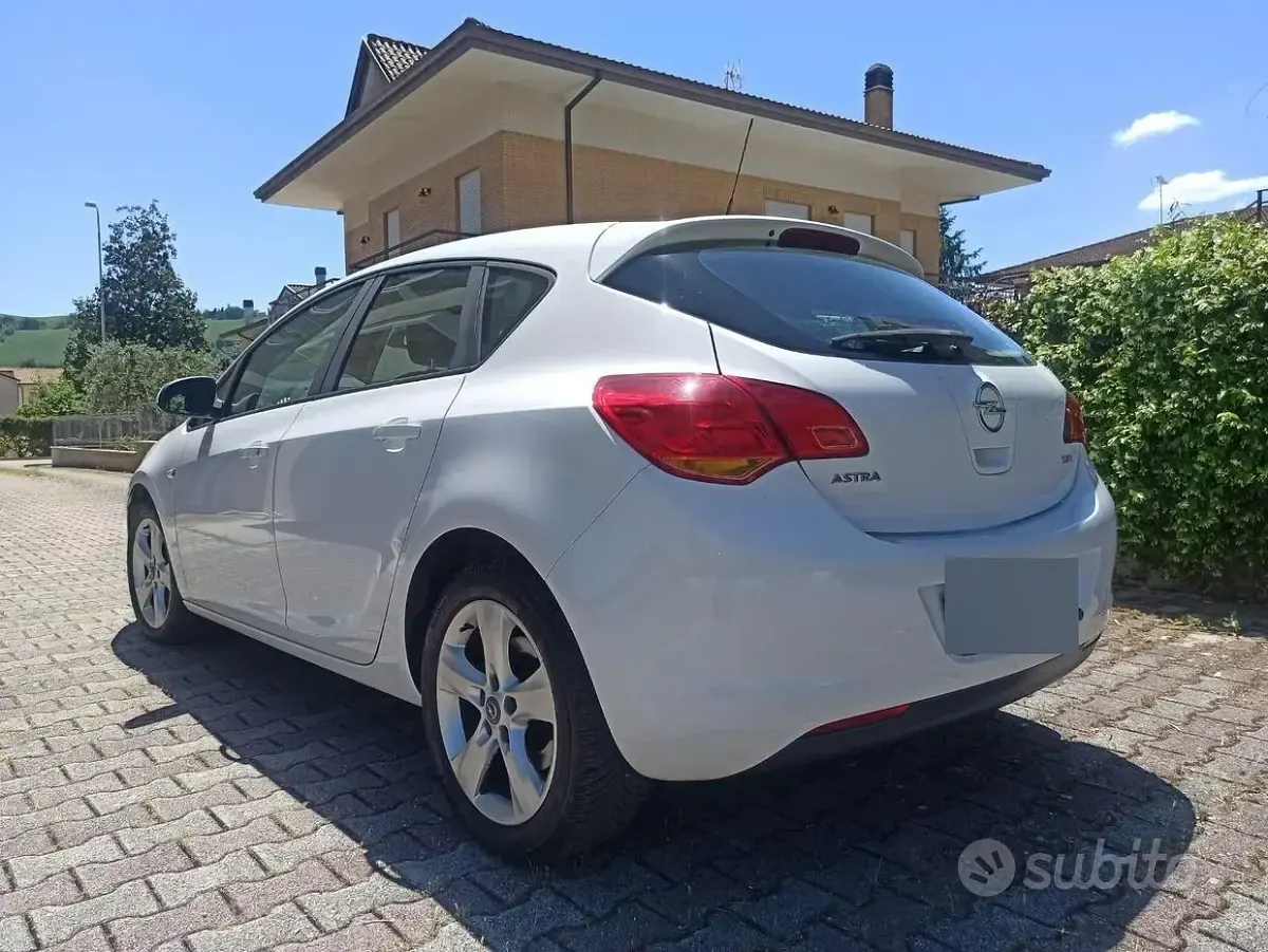 Usata Opel Astra 110 CV (80 kW) 2010 Bianco Berlina