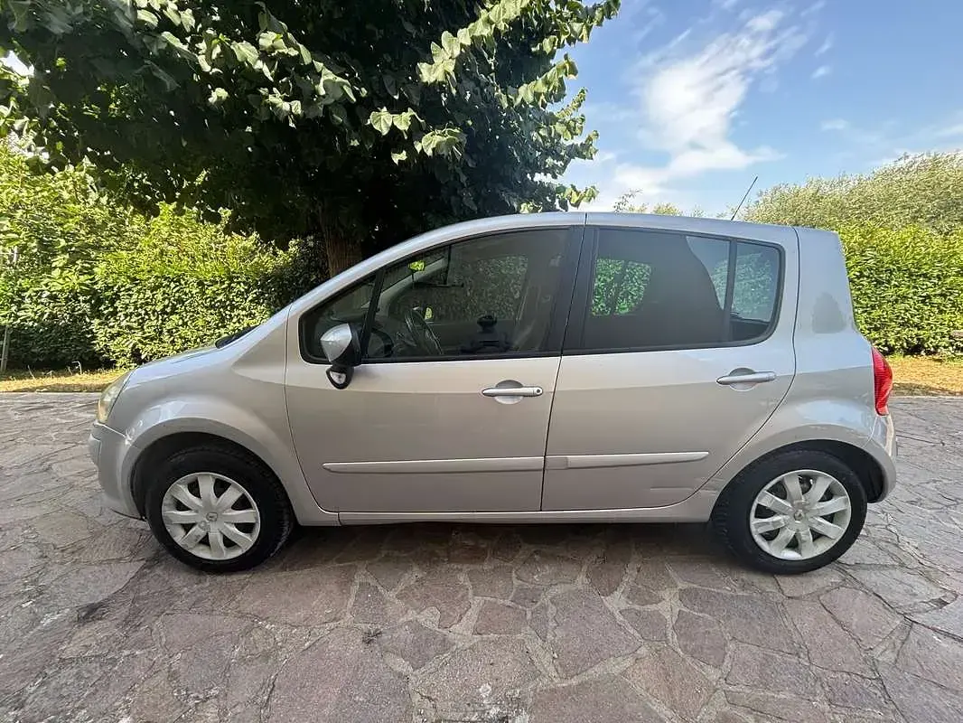 Usata Renault Modus 75 CV (55 kW) 2011 Argento Monovolume