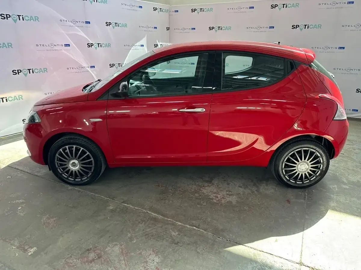 Usata Lancia Ypsilon Silver 69 CV (50 kW) 2022 Rosso Utilitaria