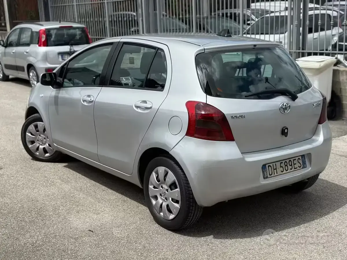 Usata Toyota Yaris Sol 90 CV (66 kW) 2007 Grigio Utilitaria