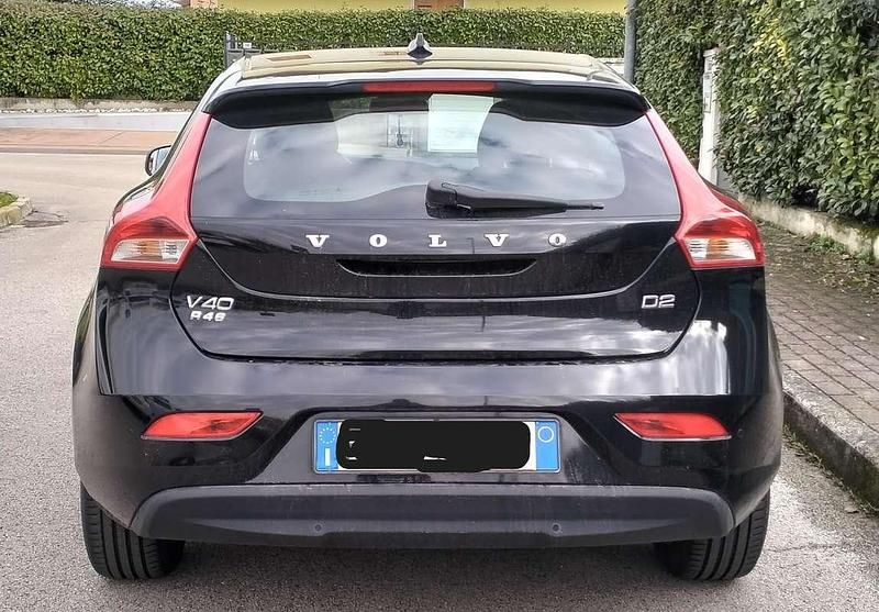 Usata Volvo V40 Kinetic 120 CV (88 kW) 2017 Nero Berlina