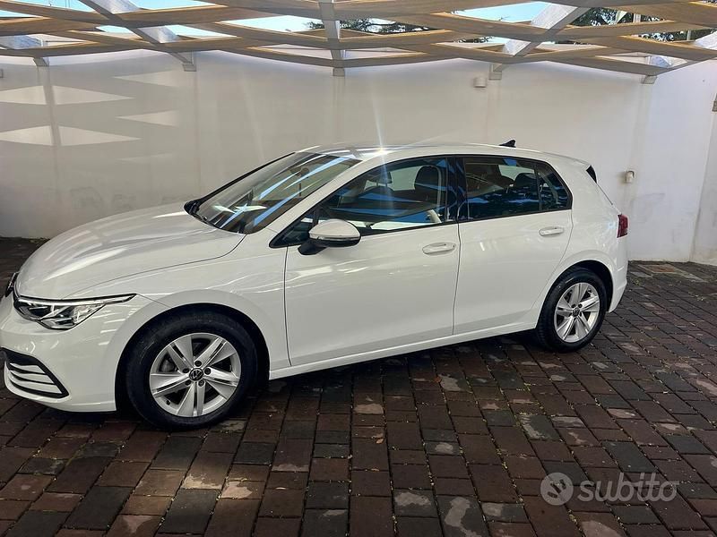 Usata VW Golf VIII Life 110 CV (80 kW) 2022 Bianco Berlina