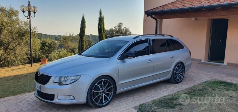 Argento Usata 2013 Skoda Superb Ambition Station wagon | 9000 € (Buon prezzo) - Immagine 1/4