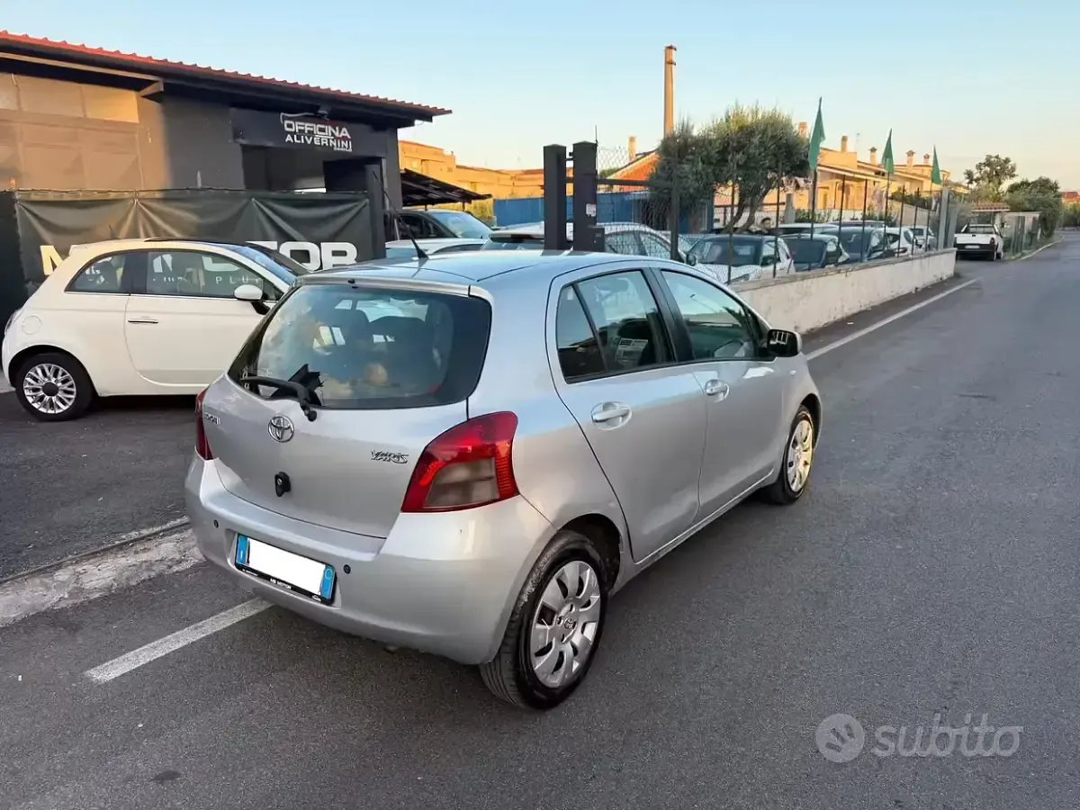 Usata Toyota Yaris 69 CV (50 kW) 2008 Grigio Utilitaria