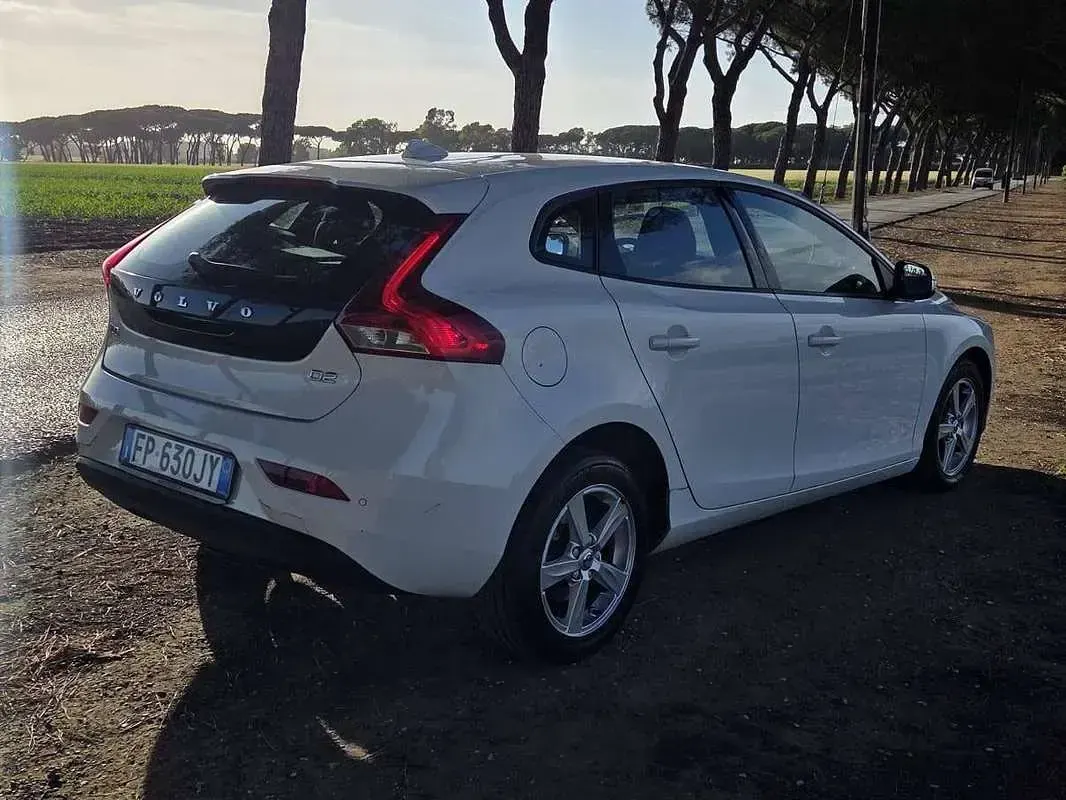 Usado Volvo V40 Kinetic 120 CV (88 kW) 2018 Blanco Berlina