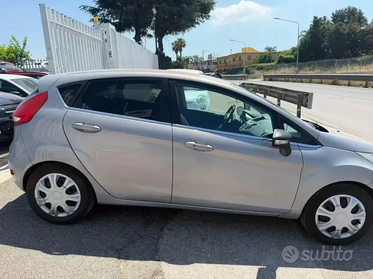 Usata Ford Fiesta Titanium 92 CV (67 kW) 2011 Blu Berlina