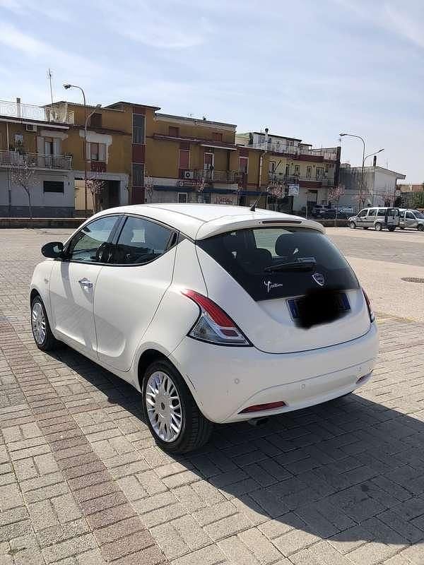 Usata Lancia Ypsilon Gold 69 CV (50 kW) 2017 Bianco Utilitaria