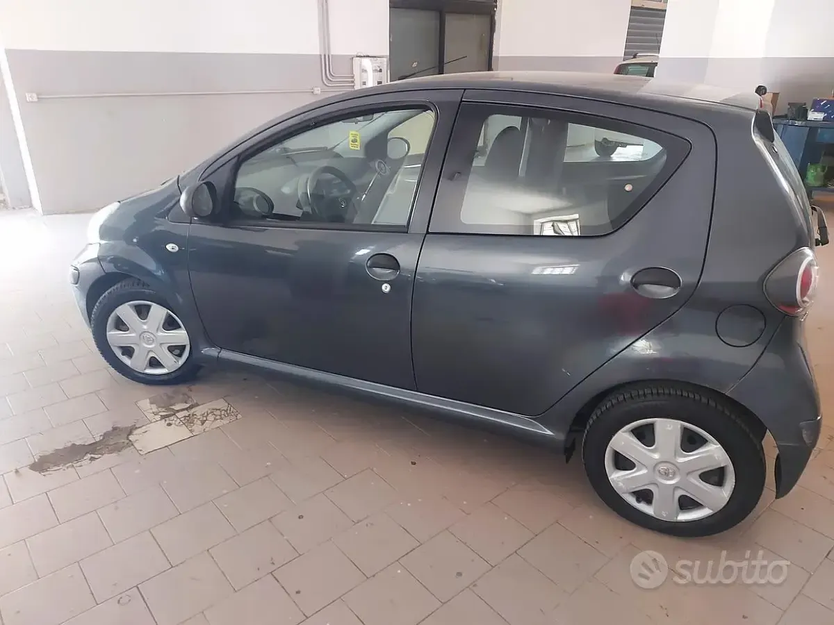 Usata Toyota Aygo 68 CV (50 kW) 2011 Grigio Utilitaria