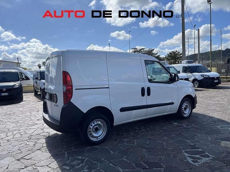 Usata Fiat Doblò 105 CV (77 kW) 2021 Bianco Monovolume