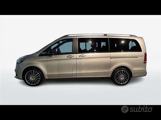 Usata Mercedes V220 Premium 163 CV (119 kW) 2022 Grigio chiaro Monovolume