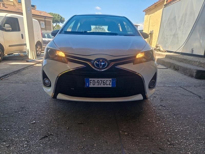 Usata Toyota Yaris Hybrid 73 CV (53 kW) 2016 Bianco Furgone