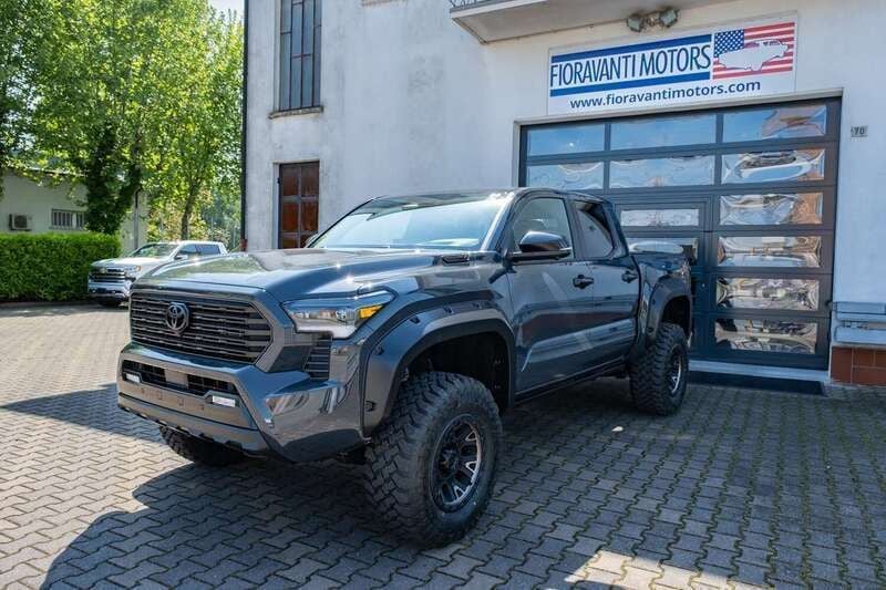 Grigio Nuova 2025 Toyota Tacoma Limited Pick-up | 65.500 € - Immagine 1/4