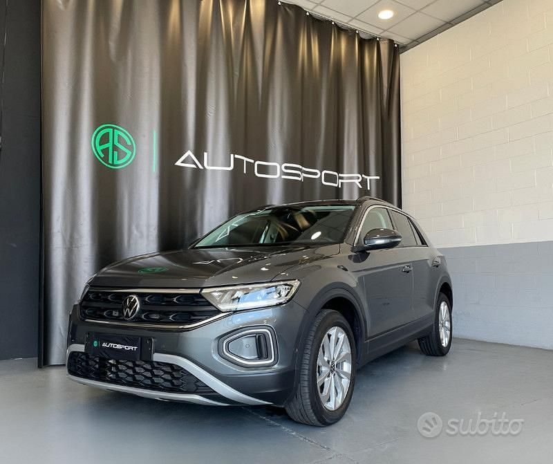 Usata VW T-Roc Life 110 CV (80 kW) 2023 Grigio SUV