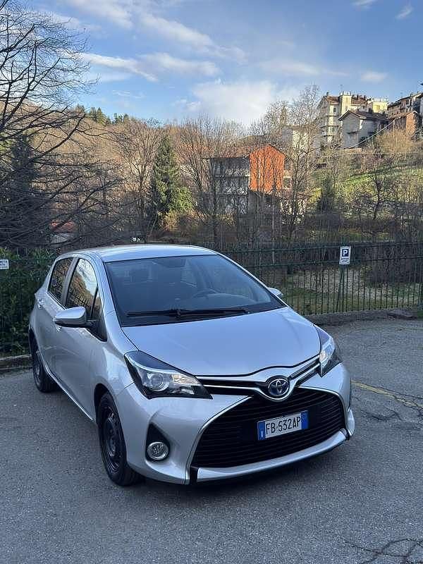 Usata Toyota Yaris Hybrid Active 75 CV (55 kW) 2015 Berlina