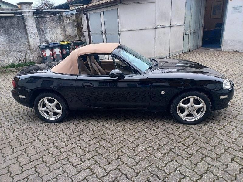 Usata Mazda MX5 110 CV (80 kW) 2001 Nero Cabrio