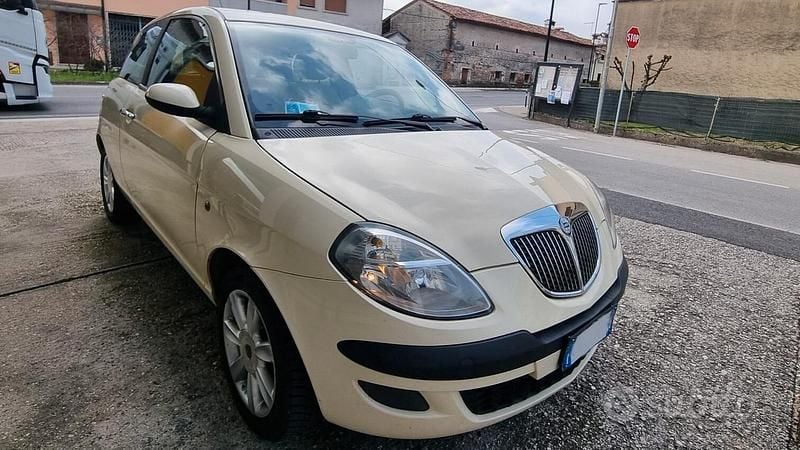 Usata Lancia Ypsilon 60 CV (44 kW) 2005 Beige Utilitaria