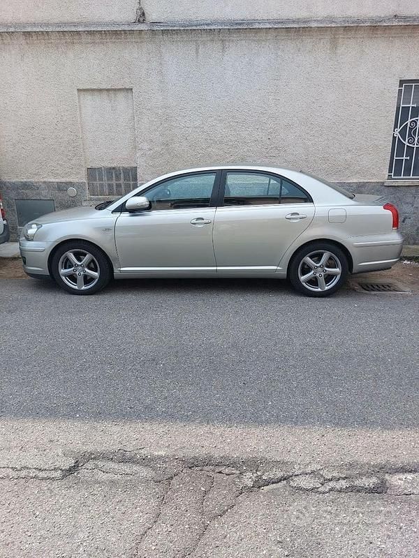 Usata Toyota Avensis 177 CV (130 kW) 2008 Grigio Berlina