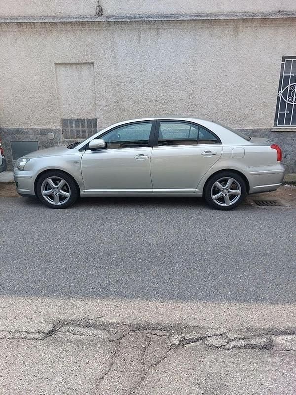 Grigio Usata 2008 Toyota Avensis Tre volumi | 4500 € (Buon prezzo) - Immagine 1/4