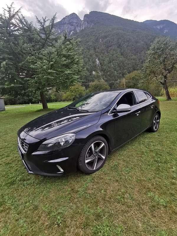 Usata Volvo V40 R-Design Kinetic 114 CV (83 kW) 2013 Nero Berlina