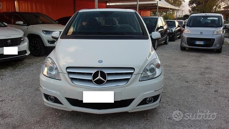 Bianco Usata 2010 Mercedes B180 Monovolume | 4900 € (Buon prezzo) - Immagine 1/4