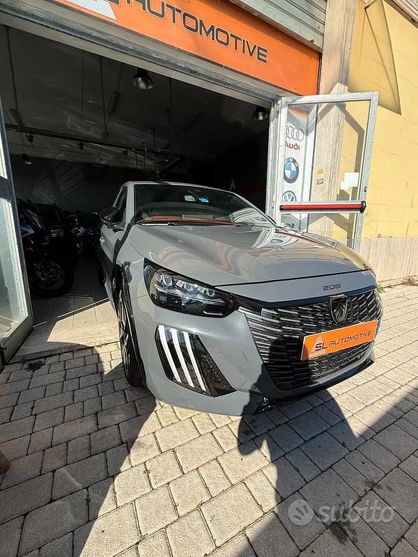 Grigio Usata 2024 Peugeot 208 GT Due volumi | 18.990 € (Molto cara) - Immagine 1/4
