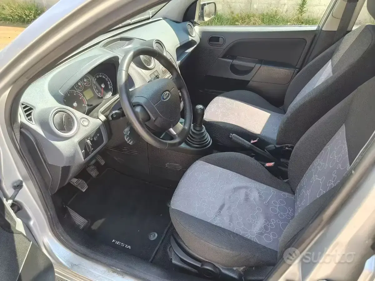 Usata Ford Fiesta Ghia 68 CV (50 kW) 2008 Argento Utilitaria