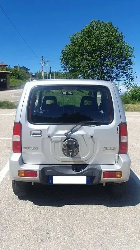 Usata Suzuki Jimny 86 CV (63 kW) 2007 Argento SUV