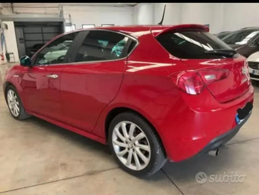 Usata Alfa Romeo Giulietta 105 CV (77 kW) 2011 Rosso Utilitaria
