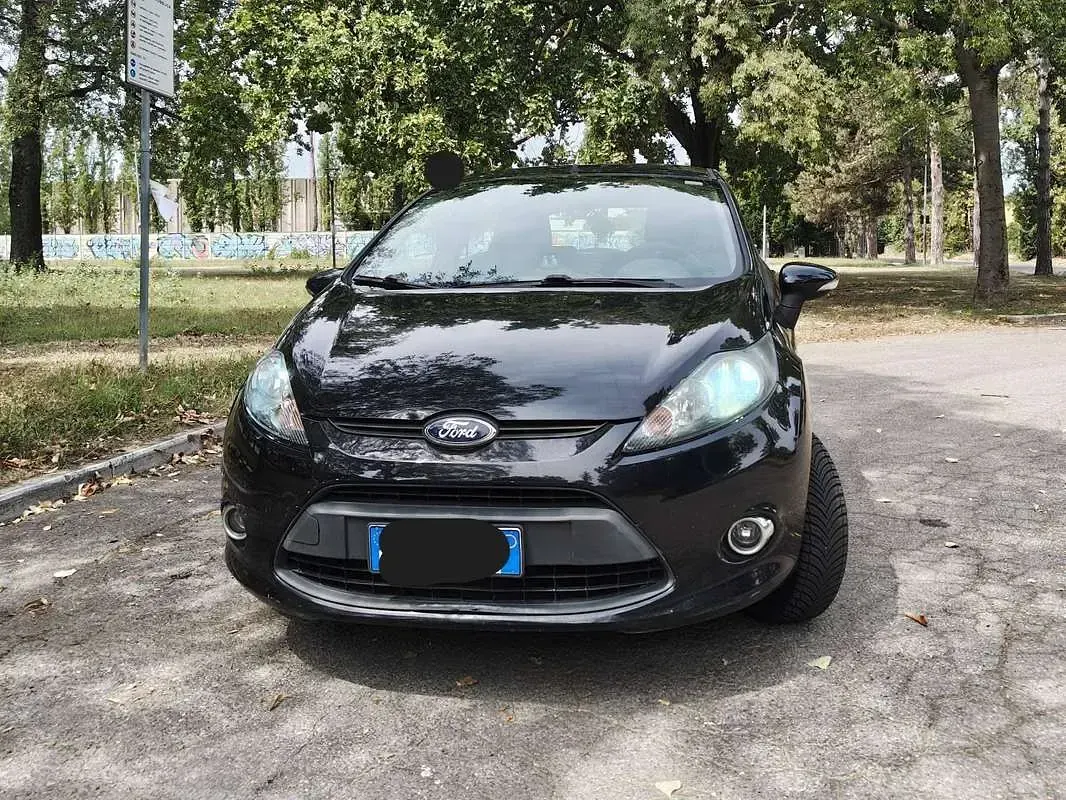 Usata Ford Fiesta 69 CV (50 kW) 2012 Nero Berlina