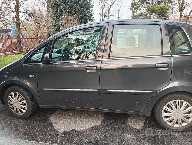 Usata Lancia Musa 77 CV (56 kW) 2009 Grigio Monovolume
