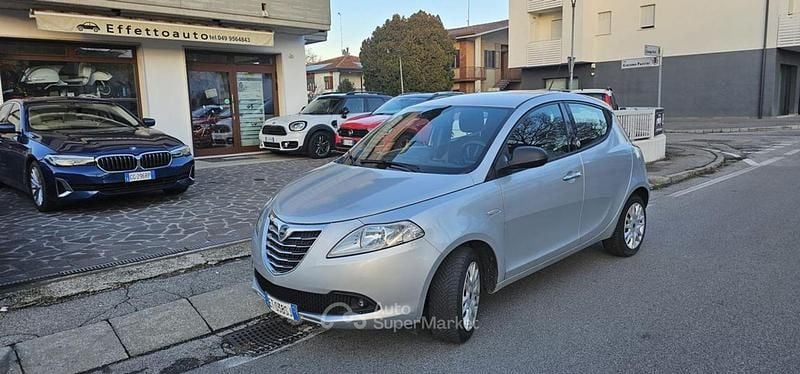 Usata Lancia Ypsilon 69 CV (50 kW) 2014 Argento Utilitaria