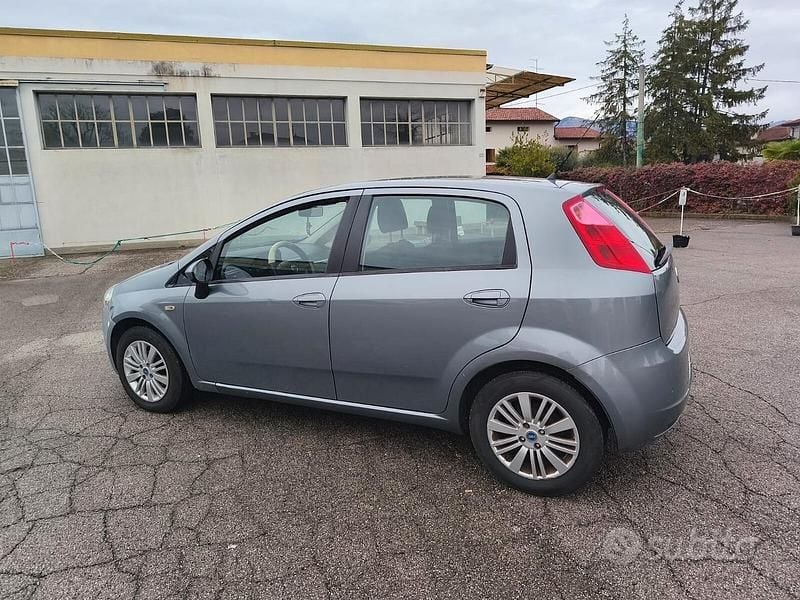 Grigio Usata 2007 Fiat Grande Punto Active Due volumi | 1900 € (Buon prezzo) - Immagine 1/4