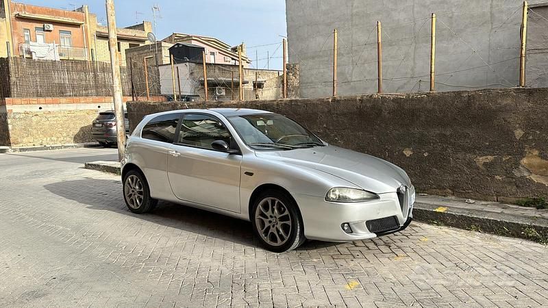 Usata Alfa Romeo 147 150 CV (110 kW) 2005 Grigio Utilitaria