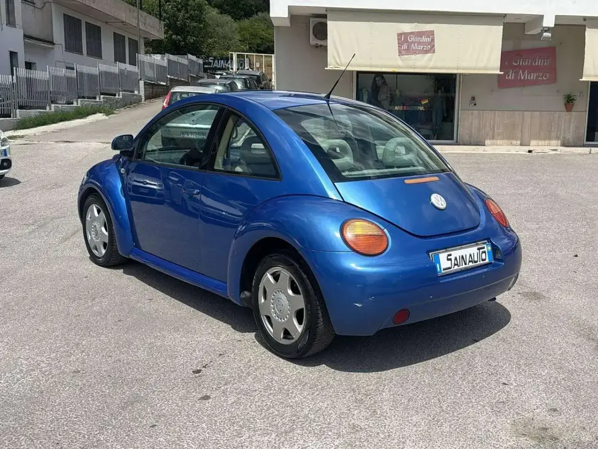 Usata VW New Beetle 116 CV (85 kW) 1999 Blu/azzurro Utilitaria