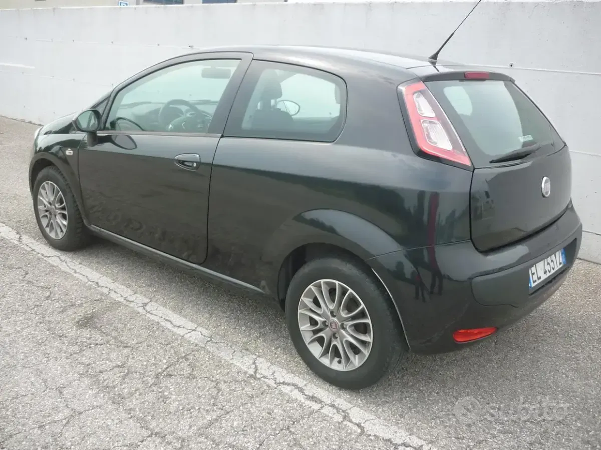 Usata Fiat Punto Dynamic 75 CV (55 kW) 2012 Nero Utilitaria