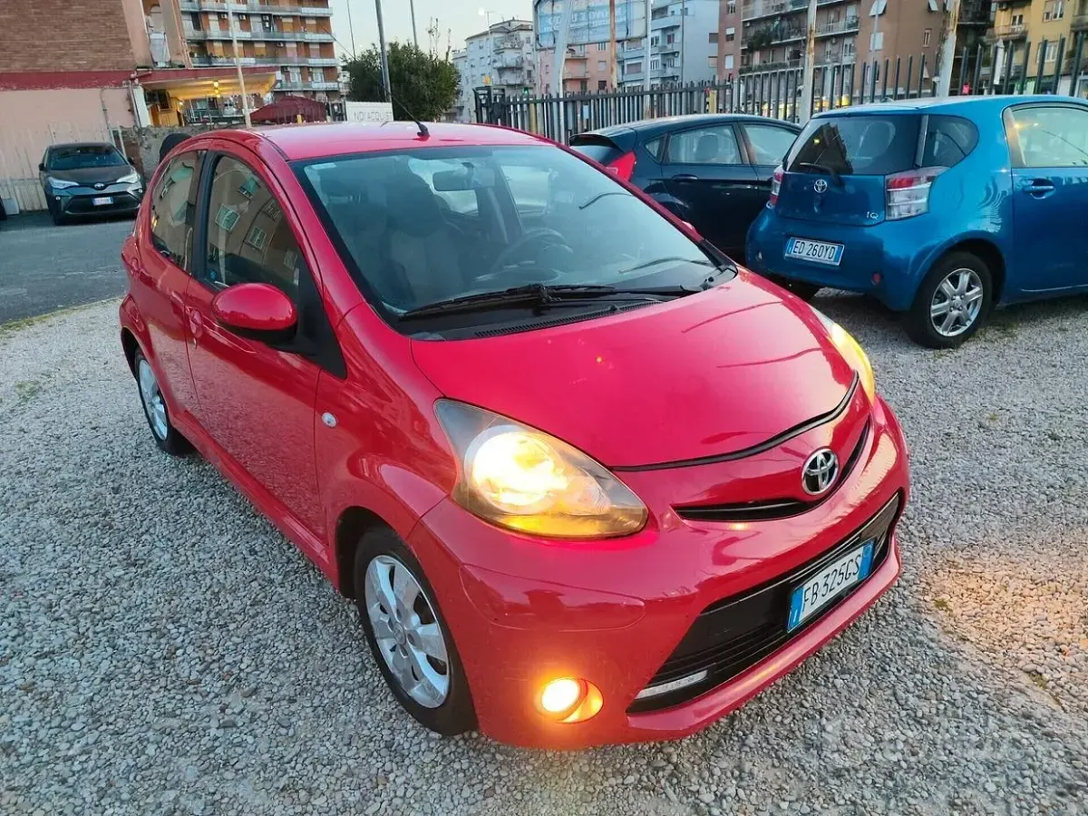 Usata Toyota Aygo 68 CV (50 kW) 2013 Rosso Utilitaria