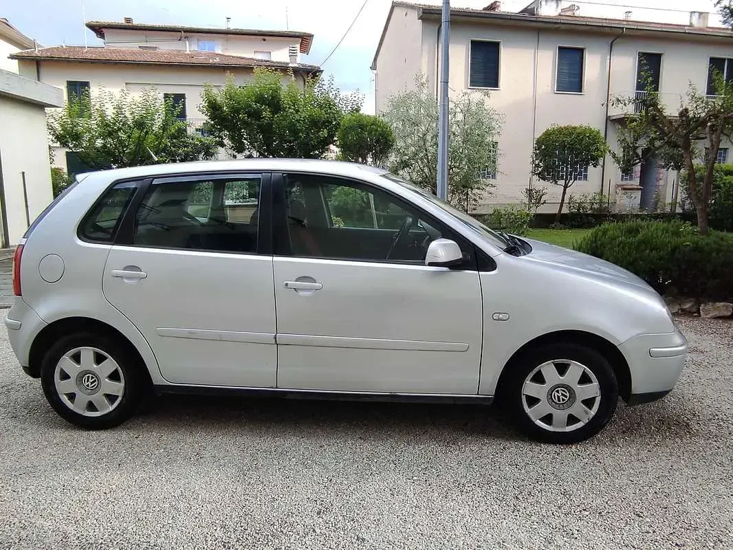 Usata VW Polo Highline 75 CV (55 kW) 2005 Argento Utilitaria