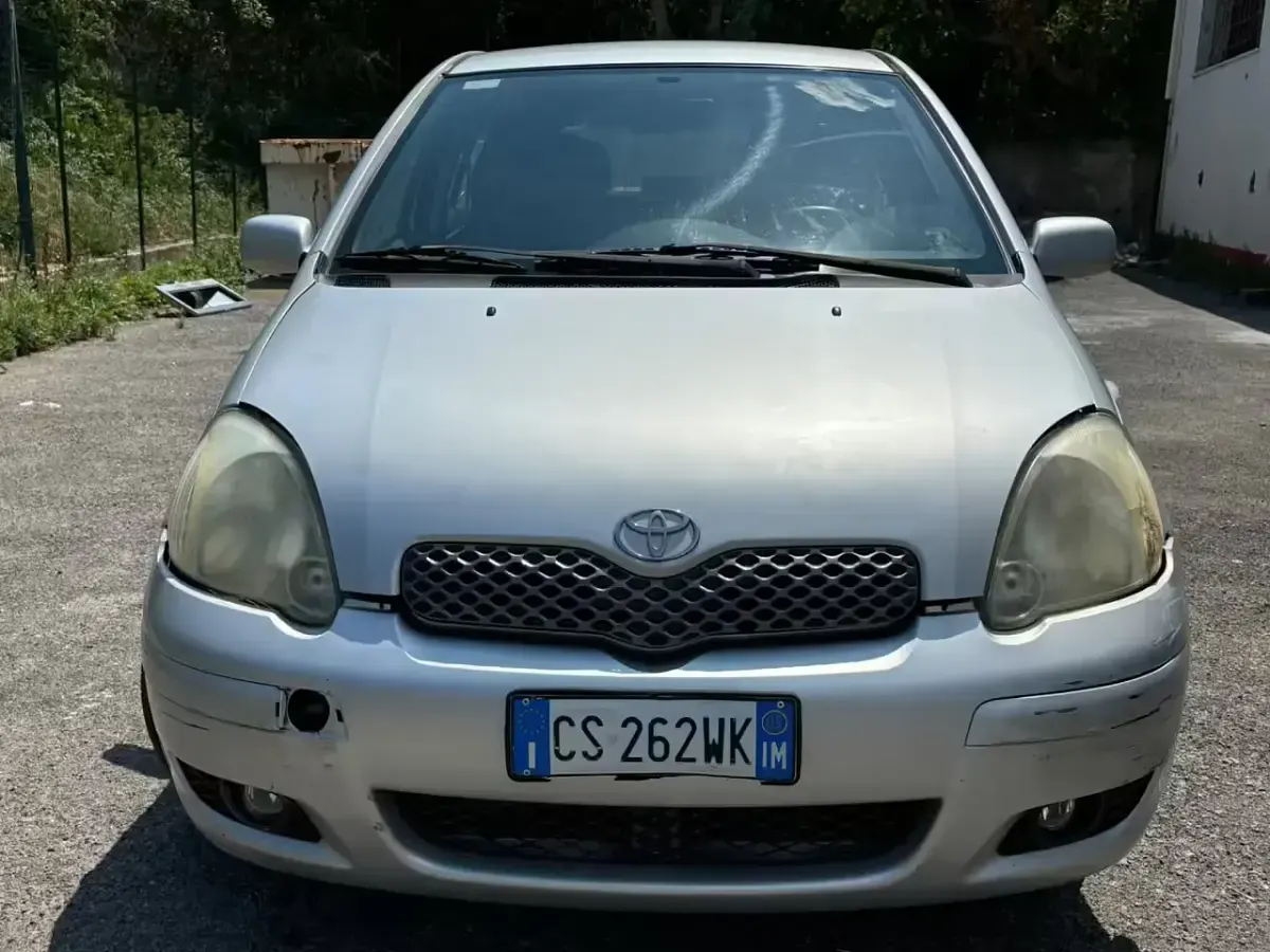 Usata Toyota Yaris 65 CV (47 kW) 2005 Argento Berlina