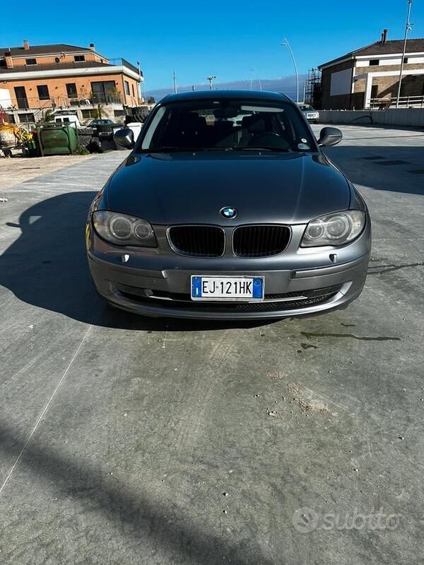Grigio Usata 2011 BMW 116 Due volumi | 5299 € (Buon prezzo) - Immagine 1/4