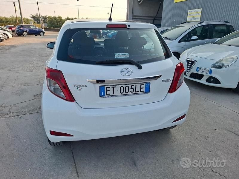 Usata Toyota Yaris 69 CV (50 kW) 2013 Bianco Berlina
