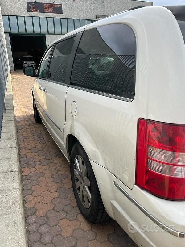 Usata Chrysler Voyager 163 CV (119 kW) 2010 Bianco Monovolume