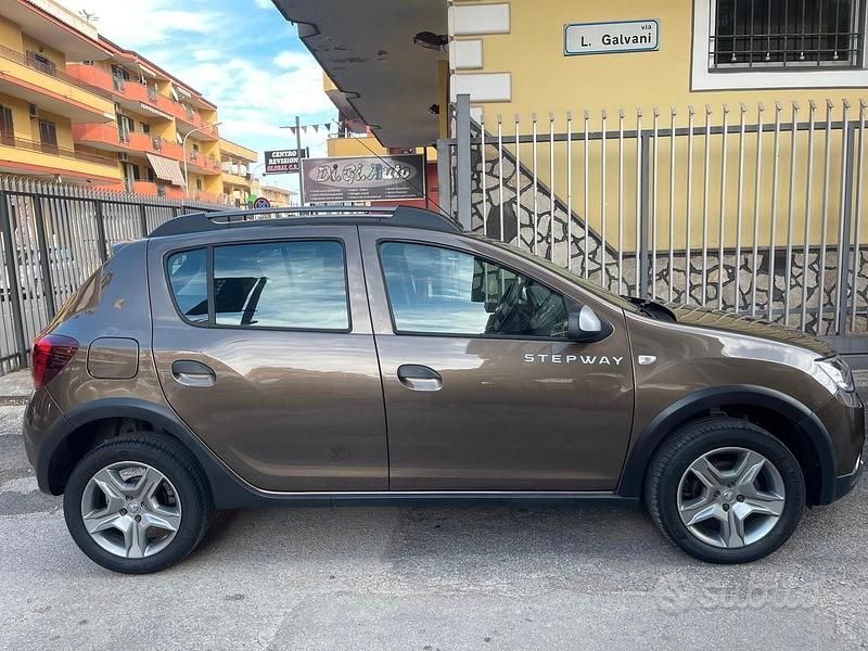 Usata Dacia Sandero Stepway 90 CV (66 kW) 2018 Grigio Berlina