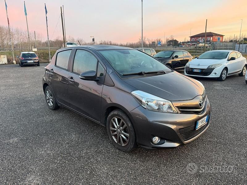 Usata Toyota Yaris Lounge 69 CV (50 kW) 2014 Grigio Berlina