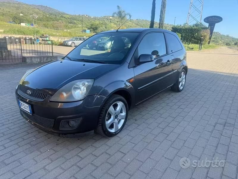 Usata Ford Fiesta Titanium 68 CV (50 kW) 2008 Grigio Utilitaria