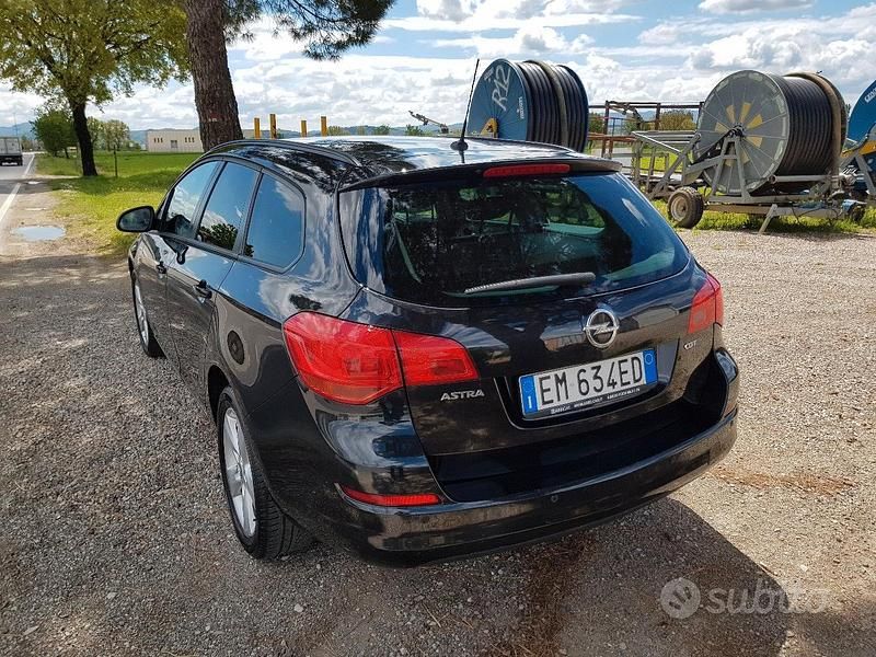 Usata Opel Astra 110 CV (80 kW) 2012 Nero Berlina