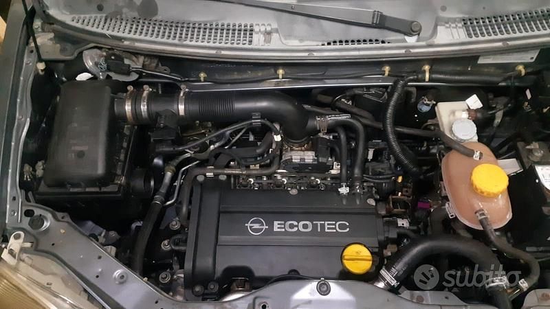 Usata Opel Agila 65 CV (47 kW) 2014 Grigio Utilitaria