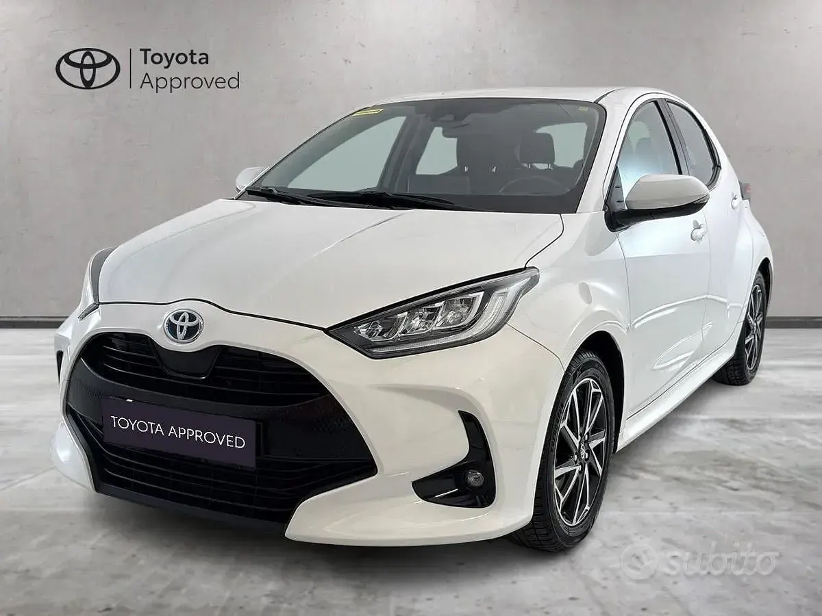 Usata Toyota Yaris Hybrid Trend 92 CV (67 kW) 2022 Bianco Berlina