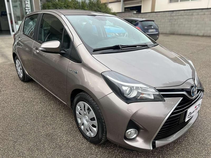 Grigio Usata 2015 Toyota Yaris Hybrid Active Tre volumi | 9900 € (Buon prezzo) - Immagine 1/4
