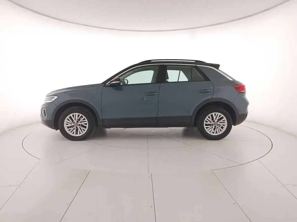 Usata VW T-Roc Life 150 CV (110 kW) 2025 Petroleum blue metallizzato nero SUV